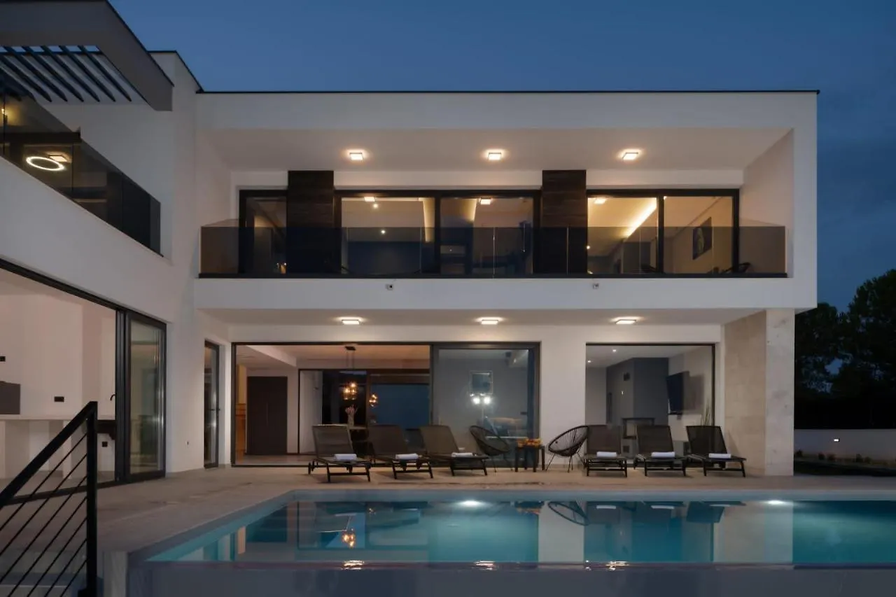 New! Luxury Villa “Nino” With Private Pool, Sauna And Padel Court 比奥格勒·纳·莫鲁